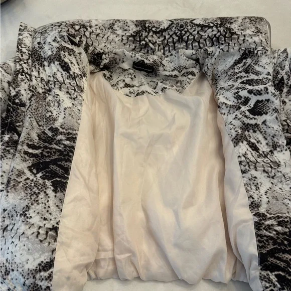 PrettyLittleThing Snake Print Puffer Jacket, sz 6 - Picture 4 of 8